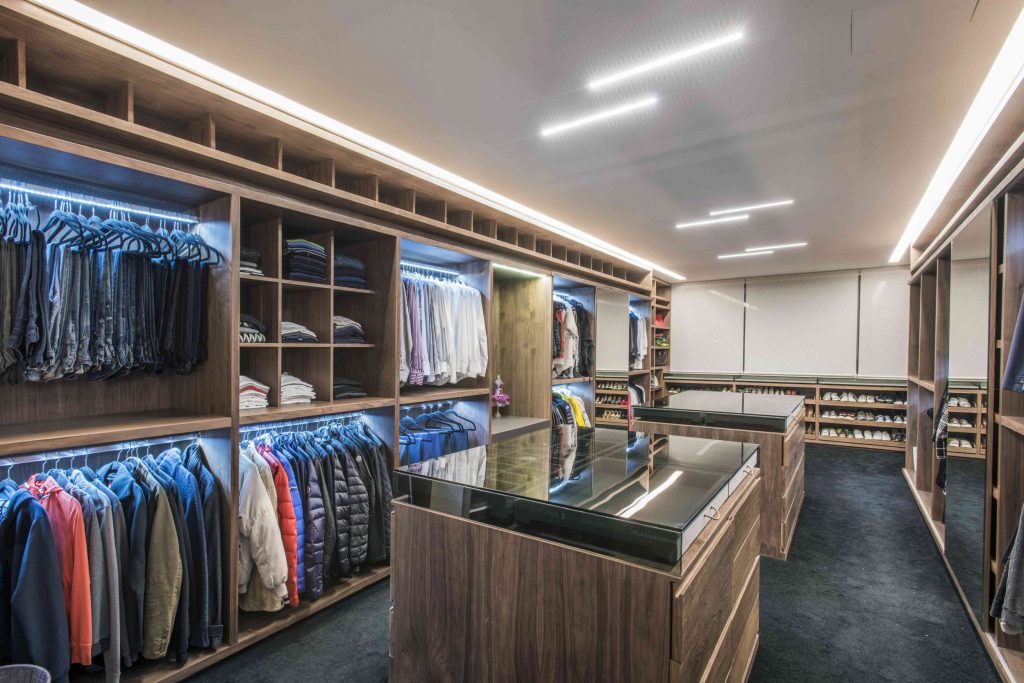Closet com iluminação Smart Home controlada por cenas